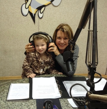 Olga brinca com a fã Ana Julia, de 5 anos, que leva jeito para ser uma futura radialista